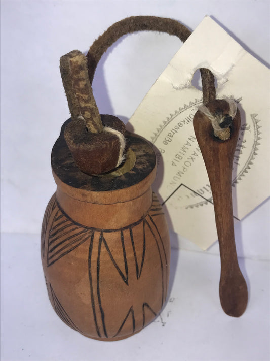 4.264.10 African Art: Namibia / Angola - Pwevo tribe - Snuffbox - 6cm