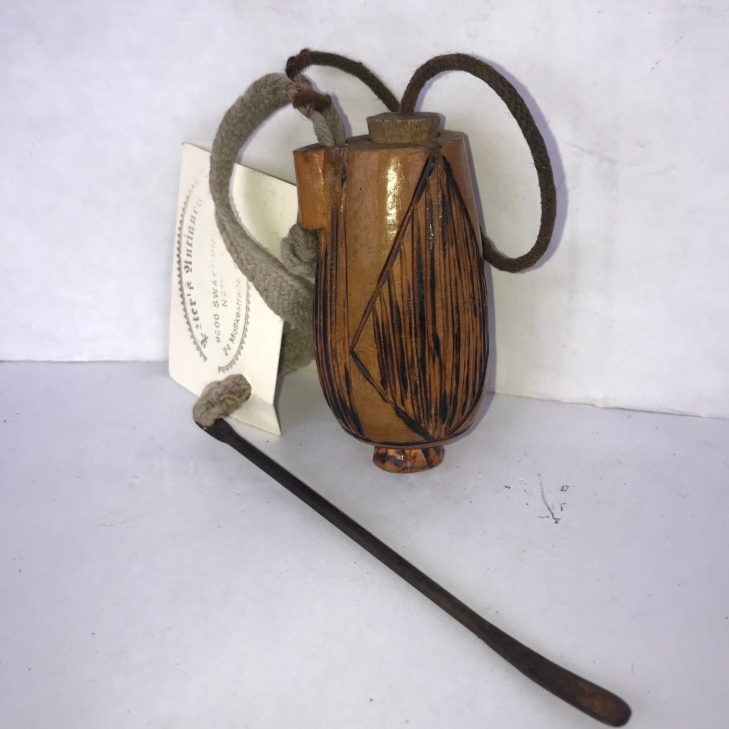 4.264.4 African Art: Namibia / Angola - Pwevo tribe - Snuffbox - 8cm