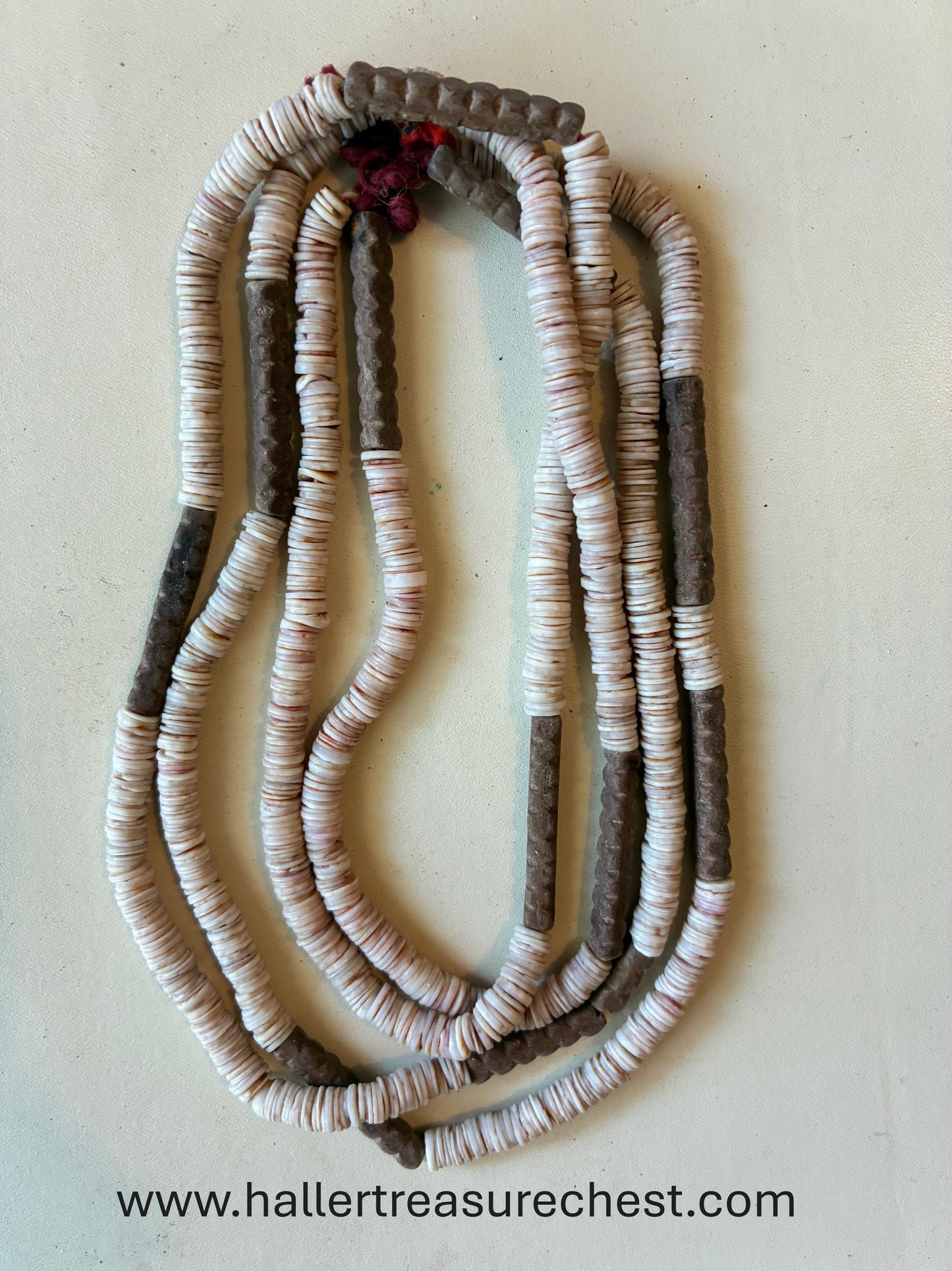 Jewellery 1.19. Traditionelle Halskette aus Straussenschale und Tambotiholz des Namibischen Owambo-Stammes / Traditional necklace made from ostrich shell and tamboti wood from the Owambo tribe