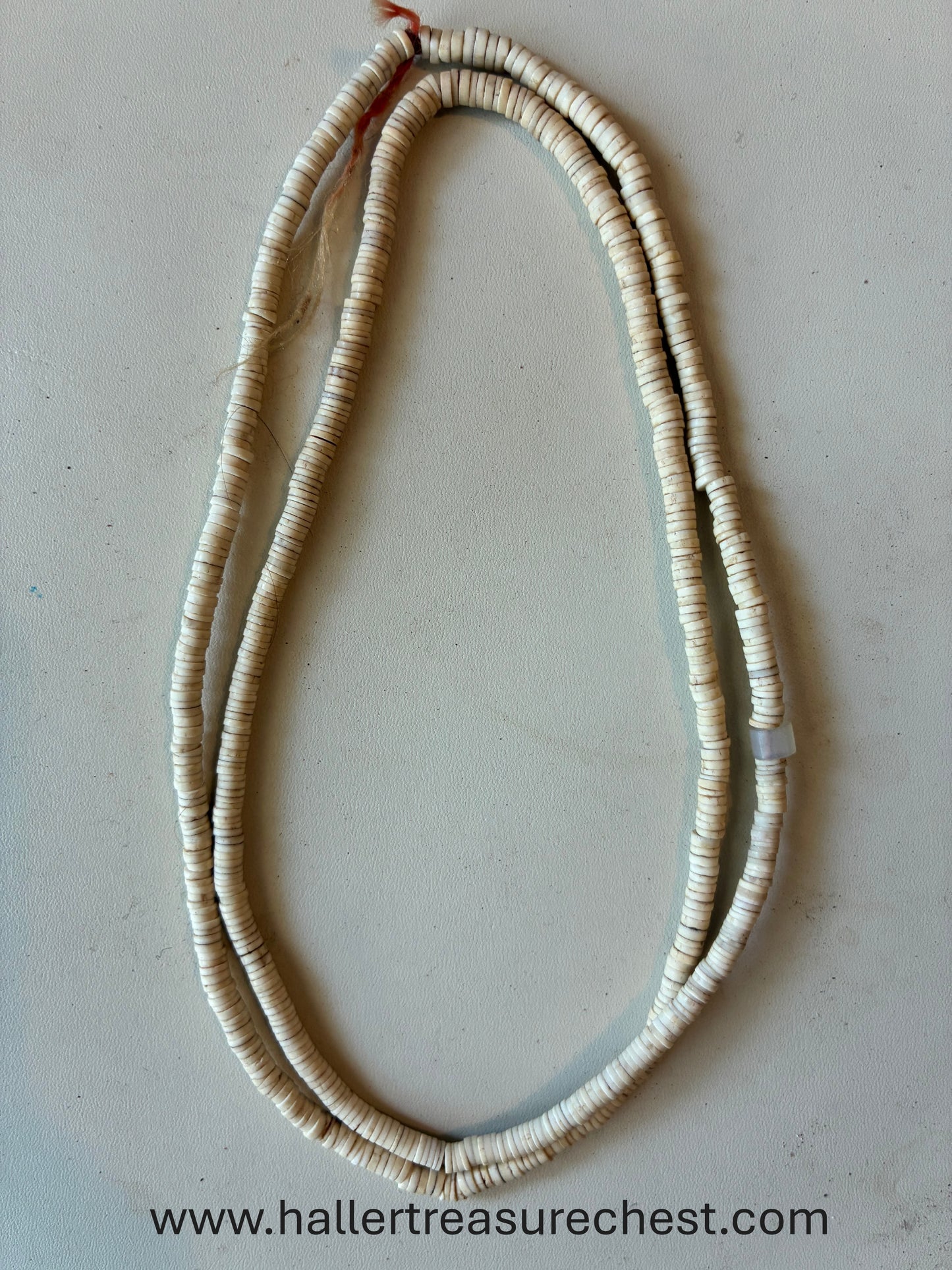 Jewellery 1.25. Traditionelle Halskette aus Straussenschale und 1 Glastauschperlen des Namibischen Owambo-Stammes / Traditional necklace made from ostrich shell and 1 glass trade bead from the Namibian Owambo tribe