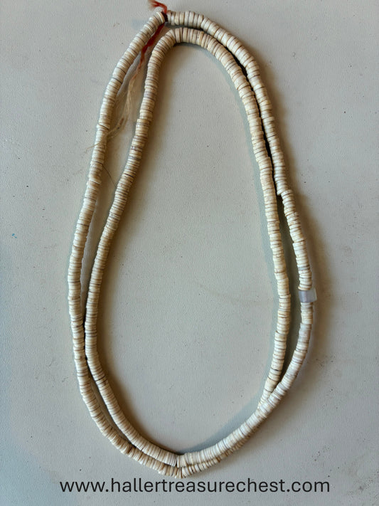 Jewellery 1.25. Traditionelle Halskette aus Straussenschale und einer Glastauschperlen des Namibischen Owambo-Stammes / Traditional necklace made from ostrich shell and 1 glass trade bead from Namibian Owambo tribe
