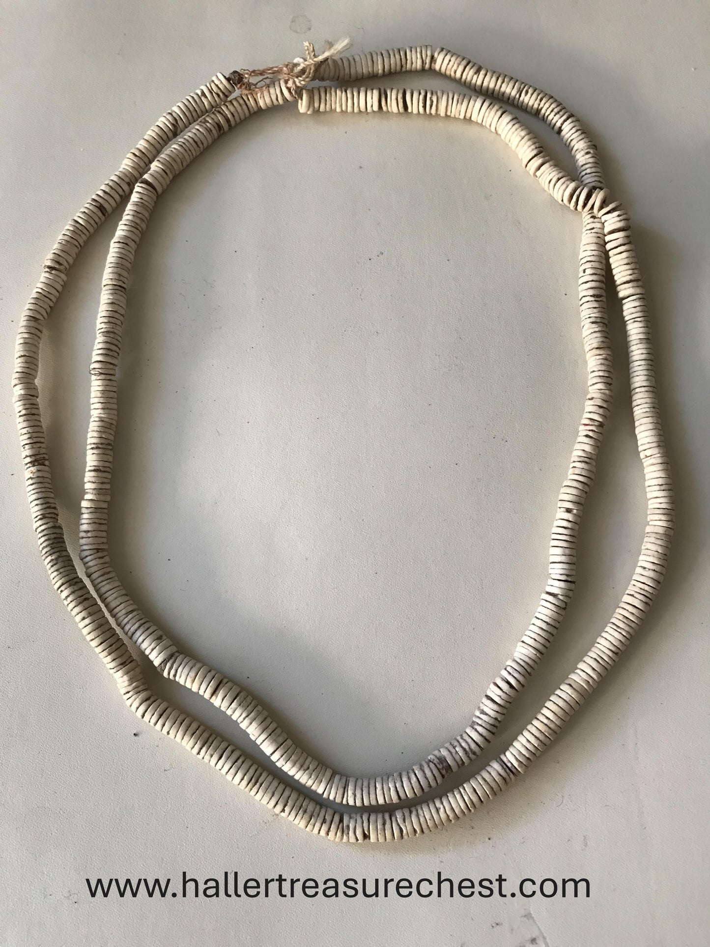 Jewellery 1.5. Traditionelle Halskette aus Straußenschalen des namibischen Owambo-Stammes / Traditional necklace made from ostrich shells by the Owambo tribe