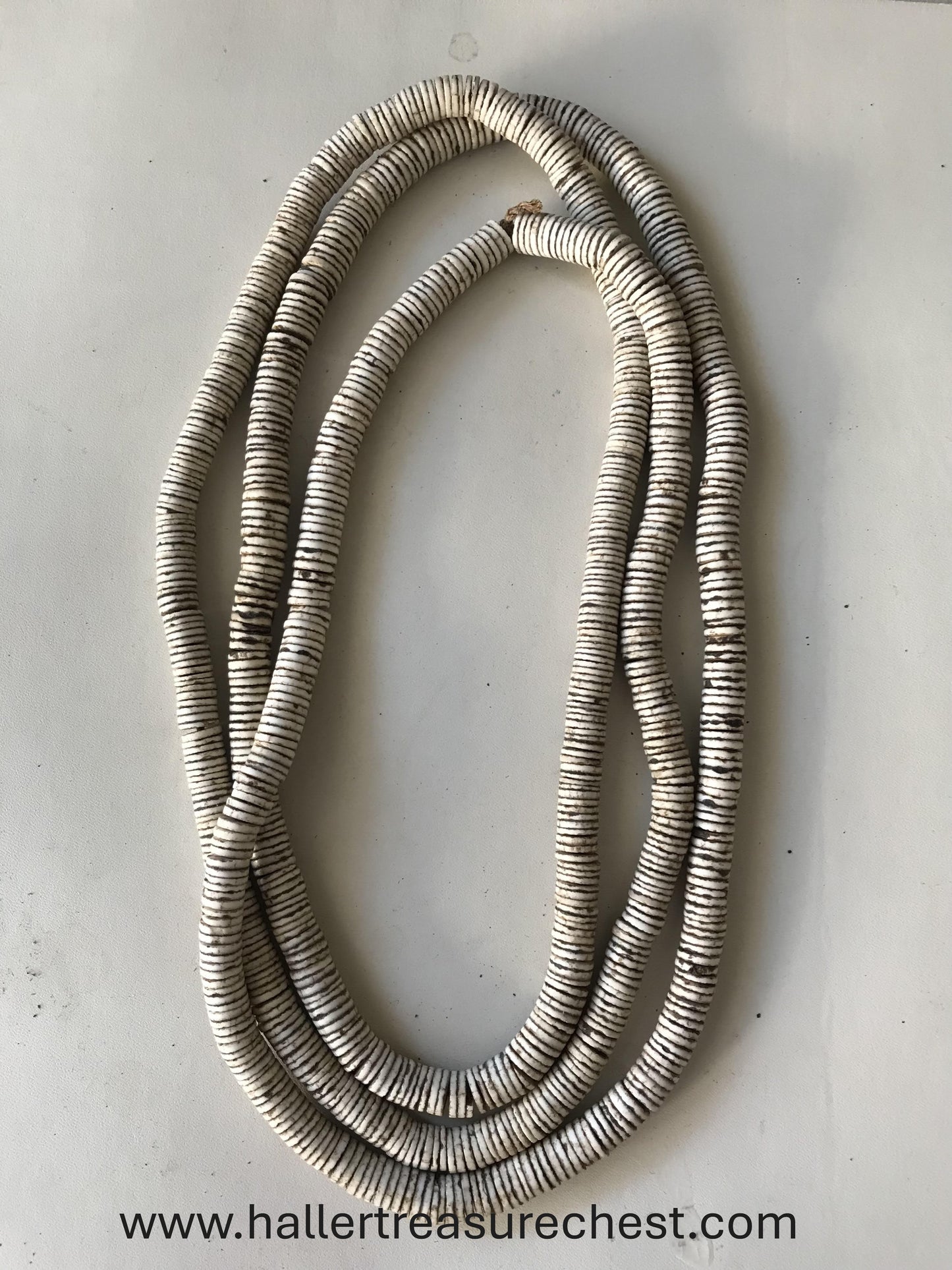 Jewellery 1.8. Traditionelle Halskette aus Straußenschalen des namibischen Owambo-Stammes / Traditional necklace made from ostrich shells by the Owambo tribe