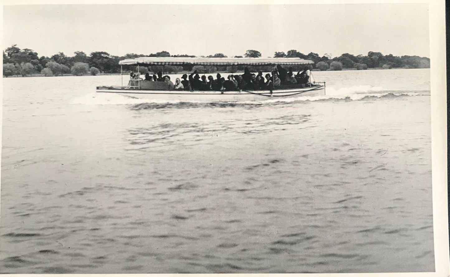 PC0130 - SWA - Party travelling on the Kavango river, 1950's /