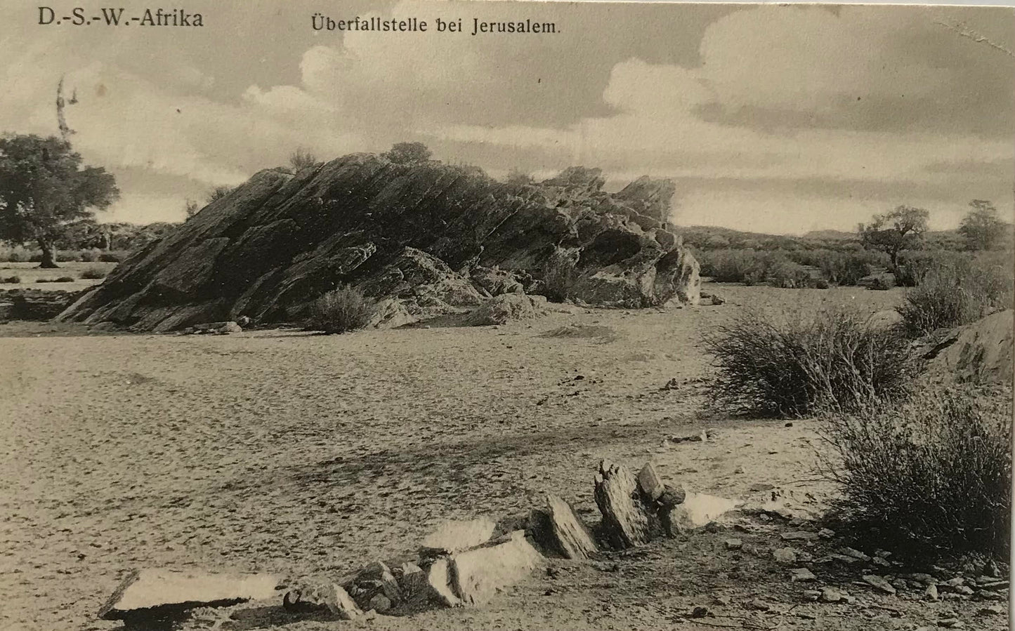 PC0186 - DSWA Postkarte - Überfallstelle bei Jerusalem - Geheimbotschaft unter Briefmarke - Okt.1910 / DSWA postcard - Raid site near Jerusalem - secret message under stamp