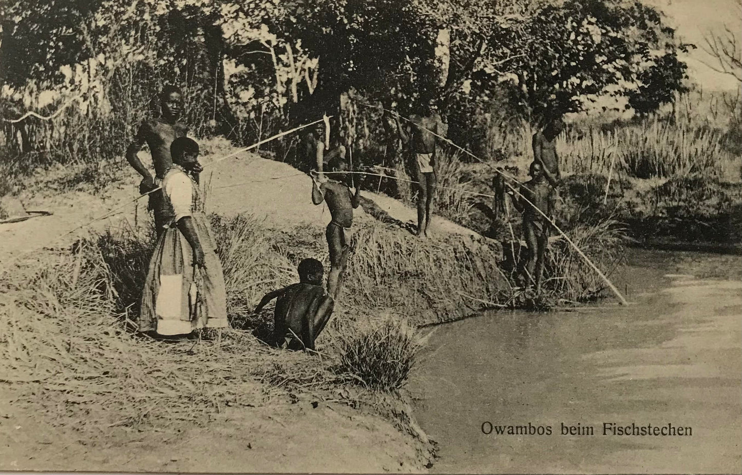 PC0190 - DSWA Postkarte - Owambojungen beim Fischstechen / DSWA Postcard - Owambo boys fishing, F.Nink collection