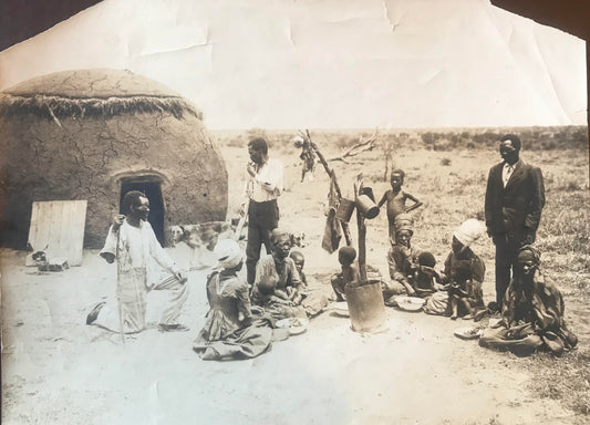 PC D018 -  DSWA Foto - Damara Familie vor ihrer Hütte - 1913 / GSWA photo - Damara family in front of their hut - 1913