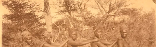 PC D020 - DSWA Foto - 2 Fotos - Gruppe posierenden Owambofrauen - 1912 / GSWA Photo - 2 Photos - Group of posing Owambo women - 1912