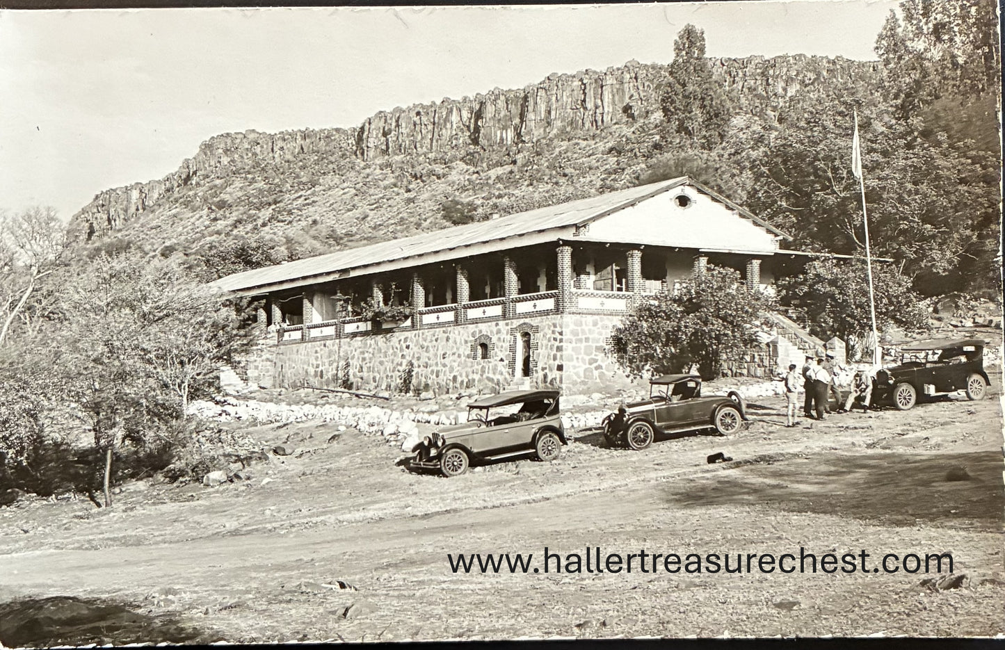PC Nord-Süd 18.8. SWA - Blick auf Waterberg mit Autos/ SWA - view on Waterberg with cars