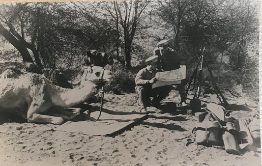 PC STR 1.1 DSWA Foto der Schutztruppe mit Kamelen beim Kartenlesen / GSWA Photo of Schutztruppe with Camels while studying the map