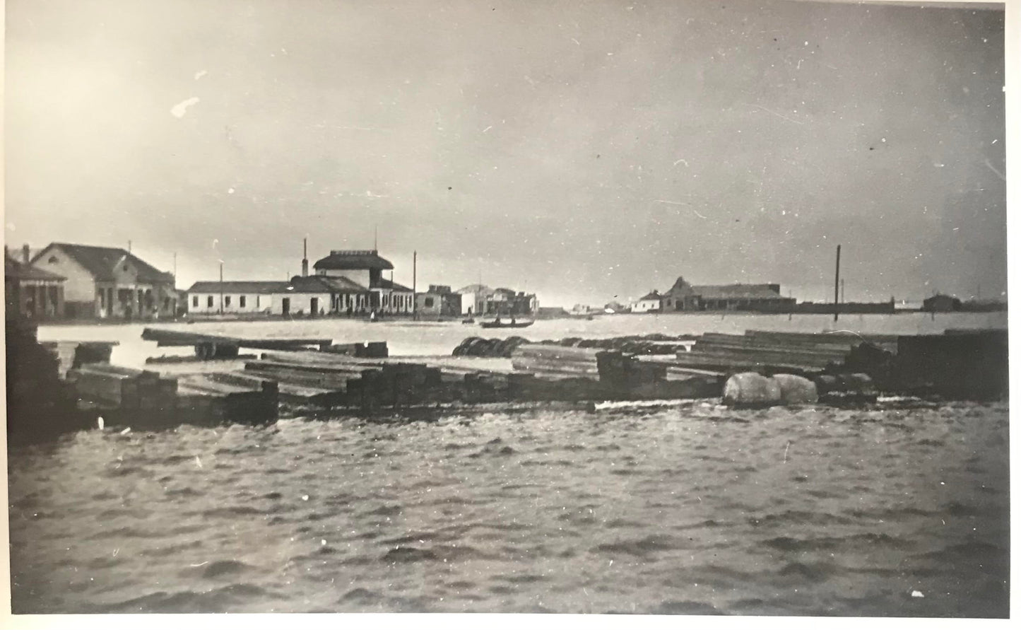 PC SWK 4.5. DSWA Foto - Zollware am Swakopmunder Strand / GSWA Photo - Customs goods on Swakopmund beach