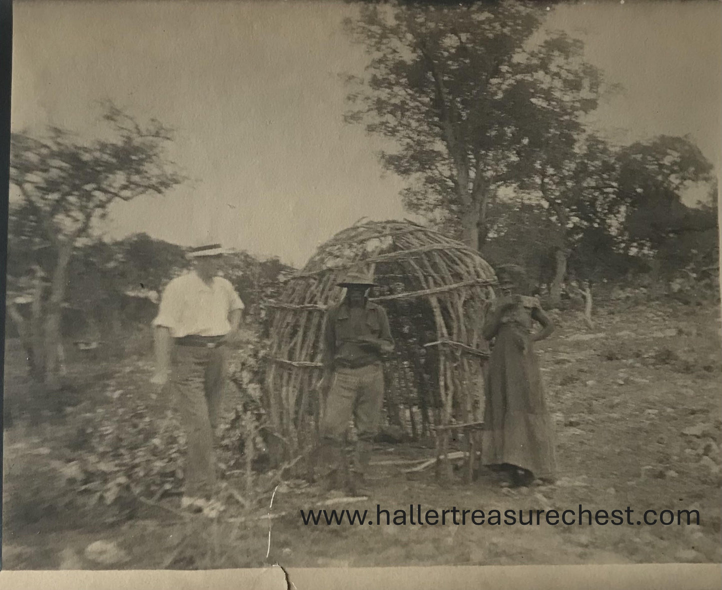 PC Tribes 21.7. SWA Foto - Hereropaar neben Ihr Hütte 1930er / SWA foto - Herero couple next to their hut