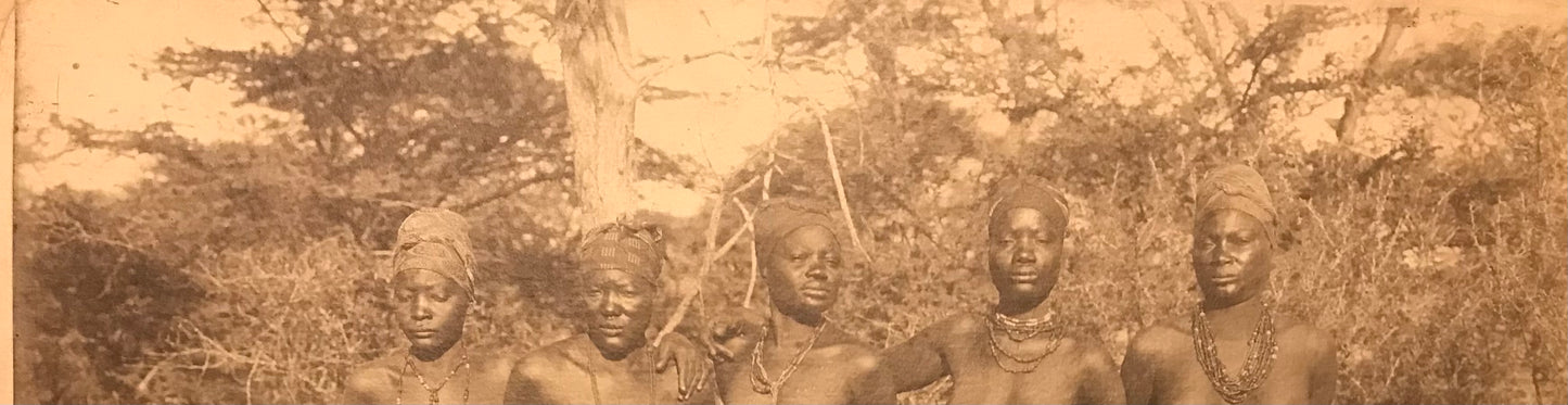 PC D020 - DSWA Foto - 2 Fotos - Gruppe posierenden Owambofrauen - 1912 / GSWA Photo - 2 Photos - Group of posing Owambo women - 1912