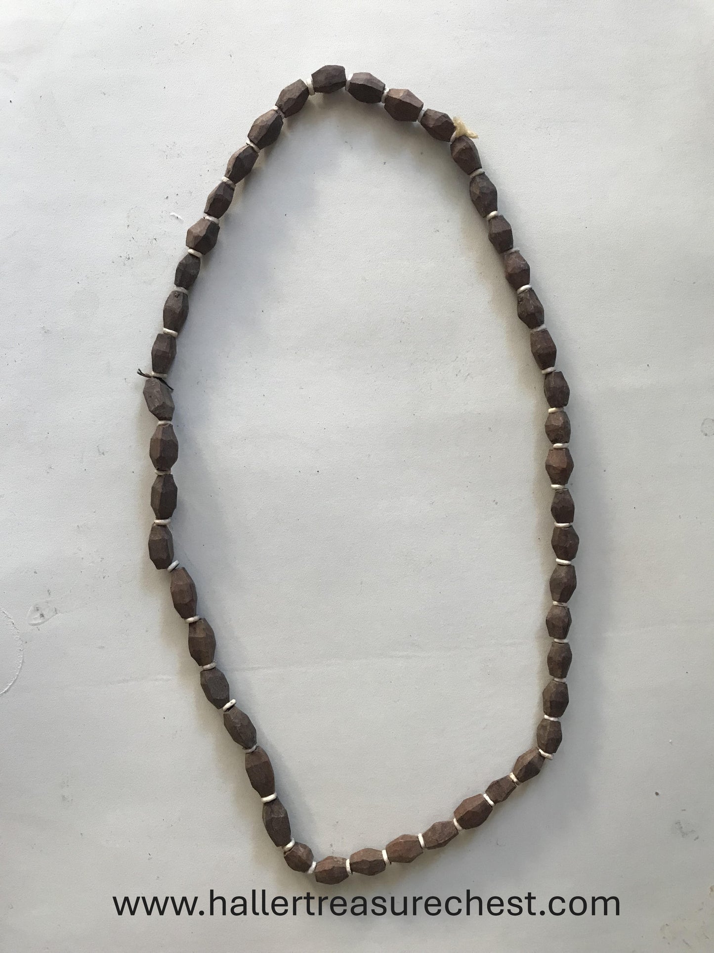 Jewellery 1.12 Traditionelle Halskette aus Straußenschalen und Tambotiholz des Namibischen Owambo-Stammes / Traditional Ostrich shell and Tamboti wood necklace of the Namibian Owambo tribe