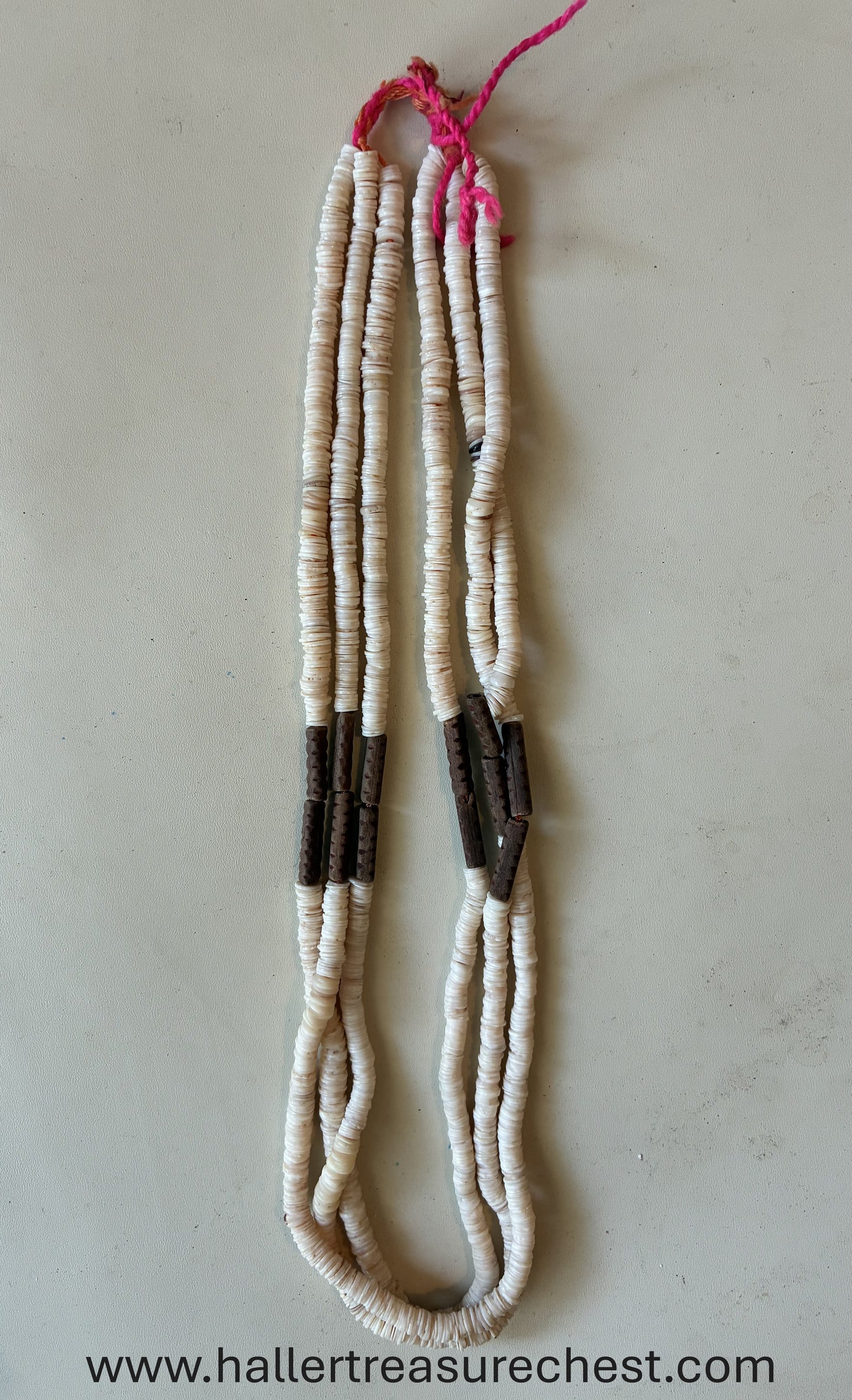 Jewellery 1.15 Traditionelle Halskette aus Muschelschale und Tambotiholz des Namibischen Owambo Stammes / Traditional necklace made of shell and tamboti wood from the Namibian Owambo tribe