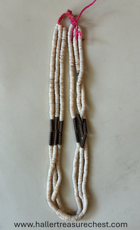 Jewellery 1.15 Traditionelle Halskette aus Muschelschale und Tambotiholz des Namibischen Owambo Stammes / Traditional necklace made of shell and tamboti wood from the Namibian Owambo tribe