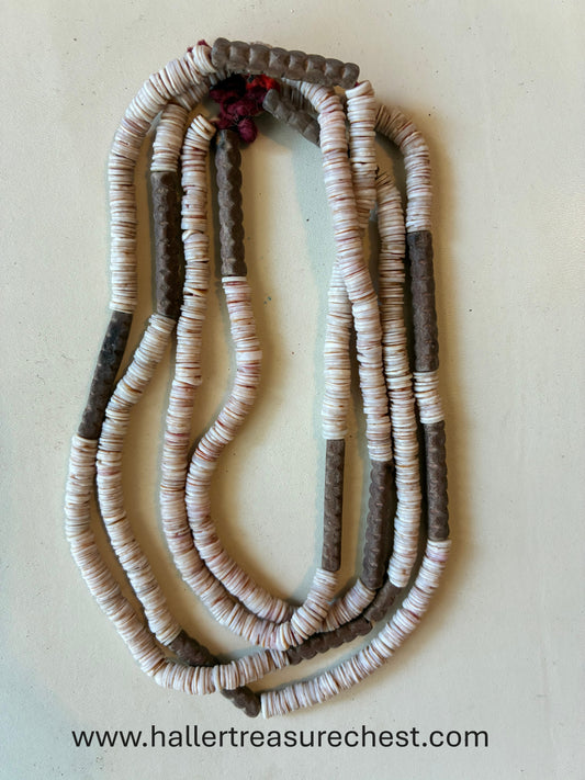 Jewellery 1.19. Traditionelle Halskette aus Straussenschale und Tambotiholz des Namibischen Owambo-Stammes / Traditional necklace made from ostrich shell and tamboti wood from the Owambo tribe