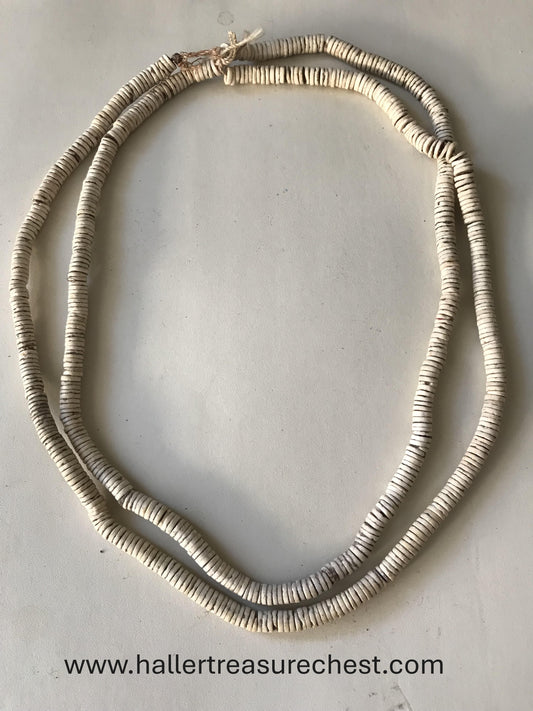 Jewellery 1.5. Traditionelle Halskette aus Straußenschalen des namibischen Owambo-Stammes / Traditional necklace made from ostrich shells by the Owambo tribe