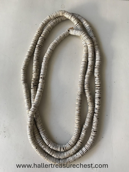 Jewellery 1.8. Traditionelle Halskette aus Straußenschalen des namibischen Owambo-Stammes / Traditional necklace made from ostrich shells by the Owambo tribe