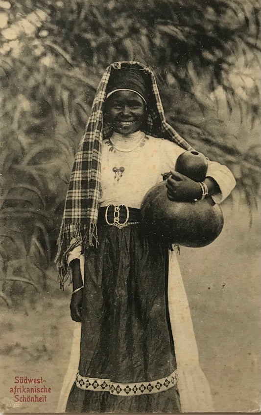 PC0154 - GSWA - Woman carrying water in calabash / DSWA - Wasserträgerin mit Kalabasse