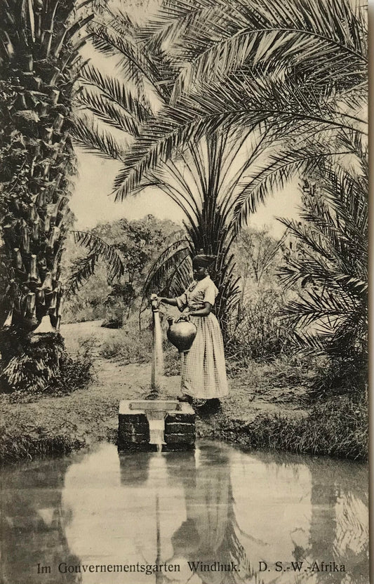PC0201 - DSWA Postkarte - Frau beim Wasserholen - Governmentsgarten, Windhuk / GSWA Postcard - Woman fetching water, Windhuk