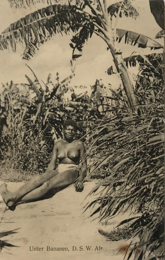 PC0205 - DSWA Kostkarte - Posierende Frau unter Bananenbaum / GSWA postcard - posing woman under a Banana tree