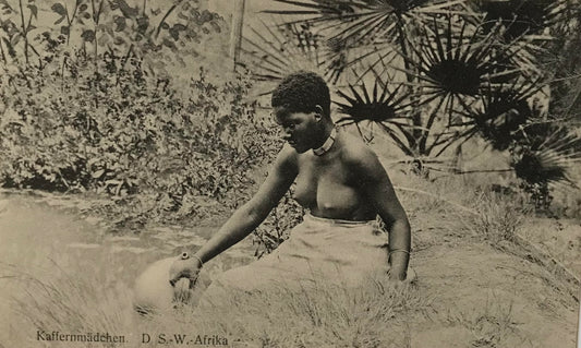 PC0206 - DSWA Postkarte - Posierende Frau beim Wasserholen / GSWA postcard - posing woman while fetching water