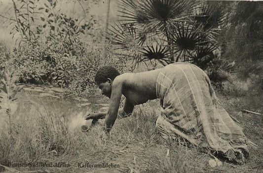 PC0207 - DSWA Postkarte - posierende Frau beim Wasserholen / GSWA postcard - posing woman while fetching water