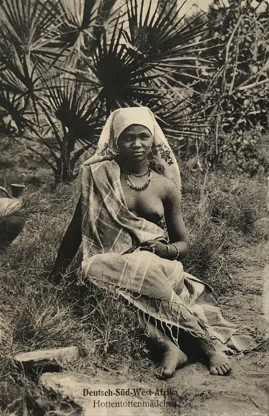PC0208 - DSWA Postkarte -posierende Frau beim Wasserholen / GSWA postcard - posing woman fetching water