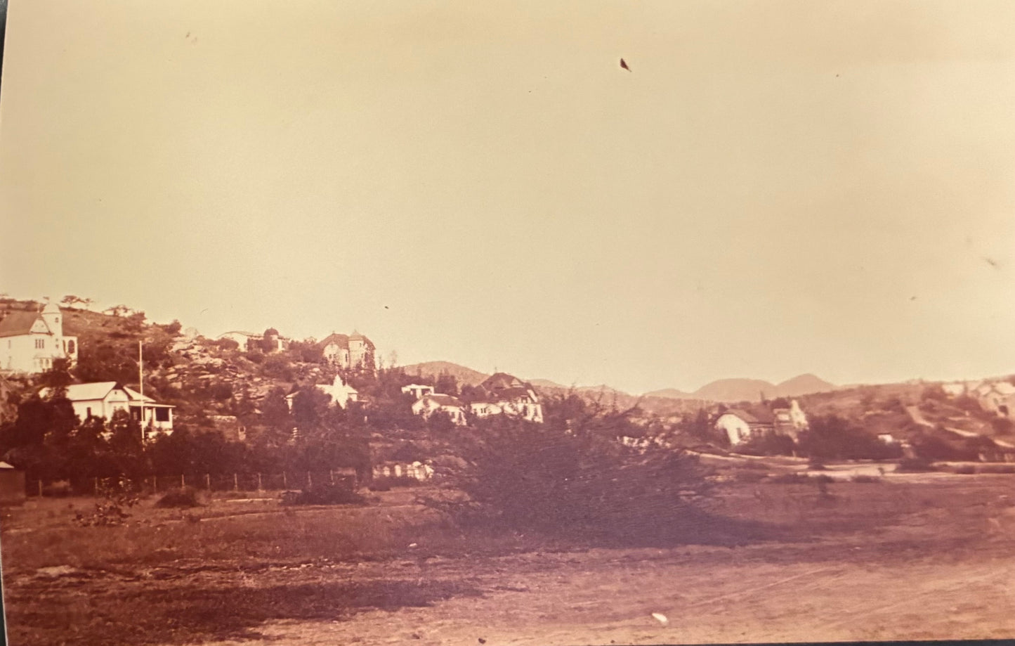 PC A 001.2 DSWA - Foto einer DSWA Postkarte - Villenviertel in Windhuk / Photo of a GSWA postcard - high class area of Windhuk