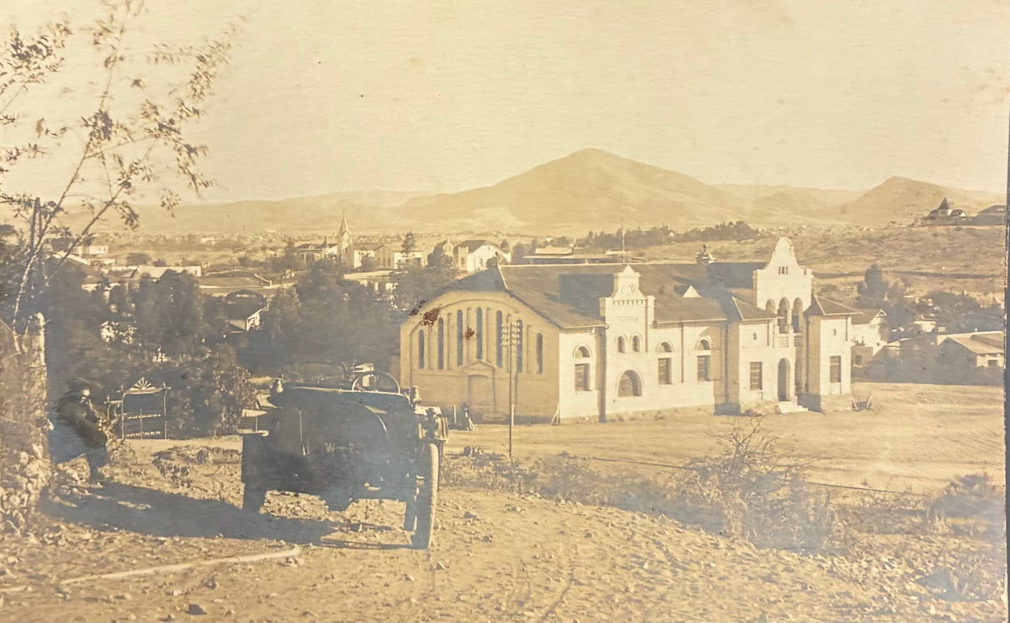 PC A 006.7 DSWA Postkarte - Sicht auf Auto und Windhoek's Bahnhof / GSWA postcard - View - with a car - towards the train station of Windhoek