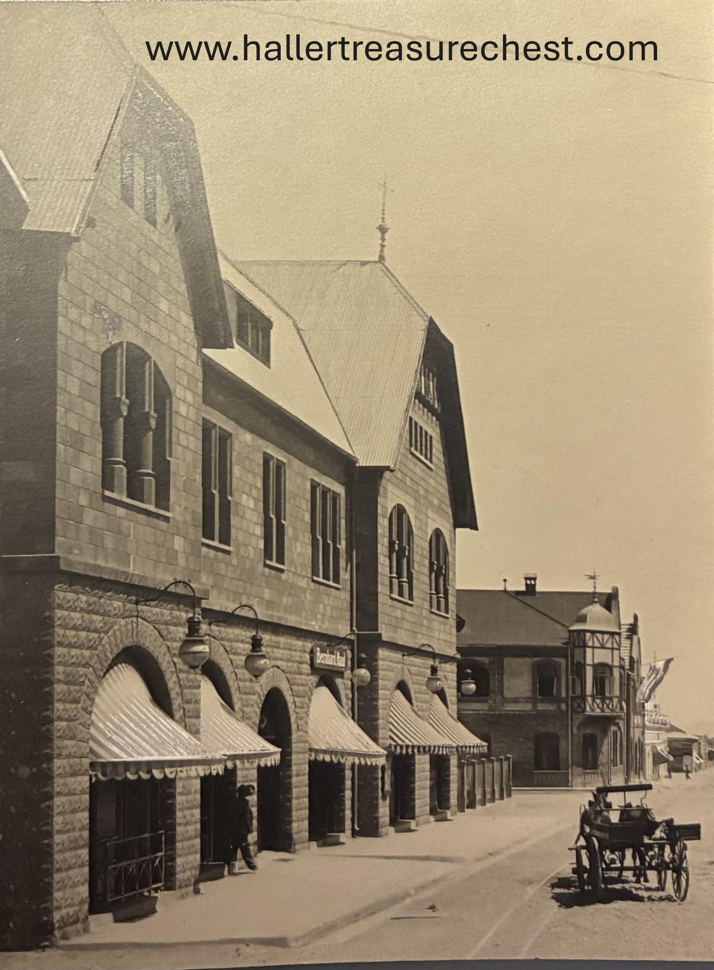 PC A 009.7. DSWA Foto - Kaiserstrasse mit Kutsche und Pferd, Windhuk, 1910 / GSWA photo – Kaiserstrasse with a horse-drawn carriage, Windhoek
