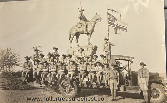 PC A 010.4. SWA Foto - Deutschen Pfadfinder vor dem Reiter von Südwest, Windhuk / SWA photo - German scouts posing in front of the Horseman of Southwest, Windhoek