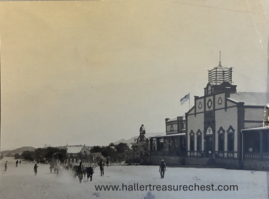 PC A016.1 - DSWA Foto - Ochsenwagen vor Postamt in der Kaiserstrasse, Windhuk /  GSWA photo - Oxen wagon at Post office at Kaiserstreet, Windhuk