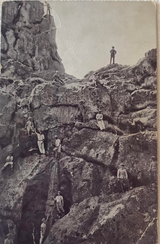 PC STR 12.2. DSWA Schutztruppler bei Wasserstelle / DSWA Schutztruppler lifting water from a crevice