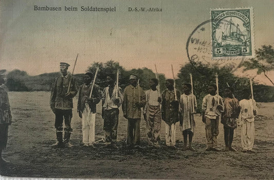 PC STR 16.1. DSWA Postkarte - Jungs beim Soldatenspiel / DSWA Postcard - boys and men playing soldier