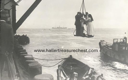 PC SWK-LUD 2.6. DSWA Postkarte - Nonnen und Männer bei Landen an der Landungsbrücke in Swakopmund, Woermann Linie / GSWA postcard – Nuns and men disembarking in Swakopmund