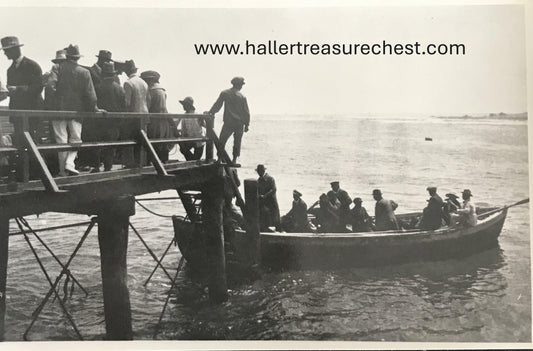 PC SWK-LUD 3.4. DSWA Foto - Passagiere beim Austeigen in der Swakopmunder Mole / GSWA photo - passengers exit a boat at the Swakopmund Mole