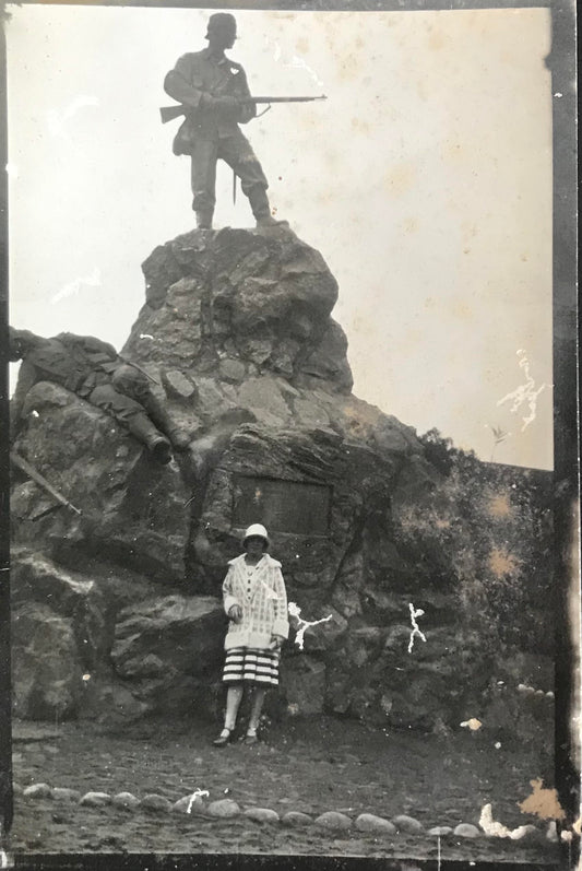 PC SWK 1.3. DSWA Foto - Marinedenkmal mit Frau - 1940er / GSWA photo - Naval Monument in Swakopmund