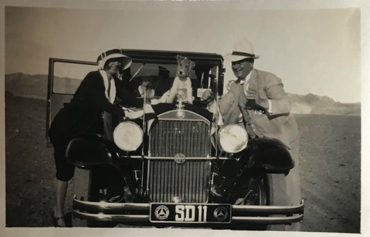 PC SWK 11.3. SWA Foto - 1932 Familie vor Auto - Namib Wüste / SWA photo - 1932 - familie posing infront our their car in the Namib desert