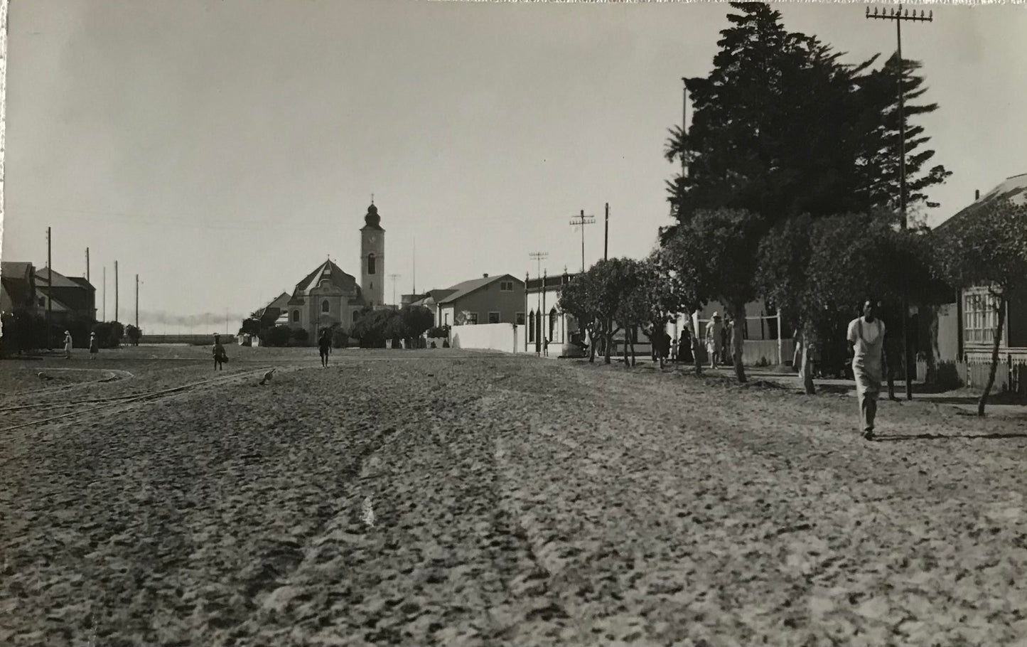 PC SWK 11.7. SWA Postkarte - Alte Poststrasse mit Blick auf Kirche / SWA postcard - Alte Poststrasse with view of the Evangelical Lutheran Church - mid 1940s. Sandy streets