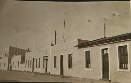 PC SWK 11.8. SWA Postkarte - Gebäude in der alten Bismarck Strasse, Swakopmund 1927 / SWA postcard - Building on the former Bismarck Strasse, Swakopmund