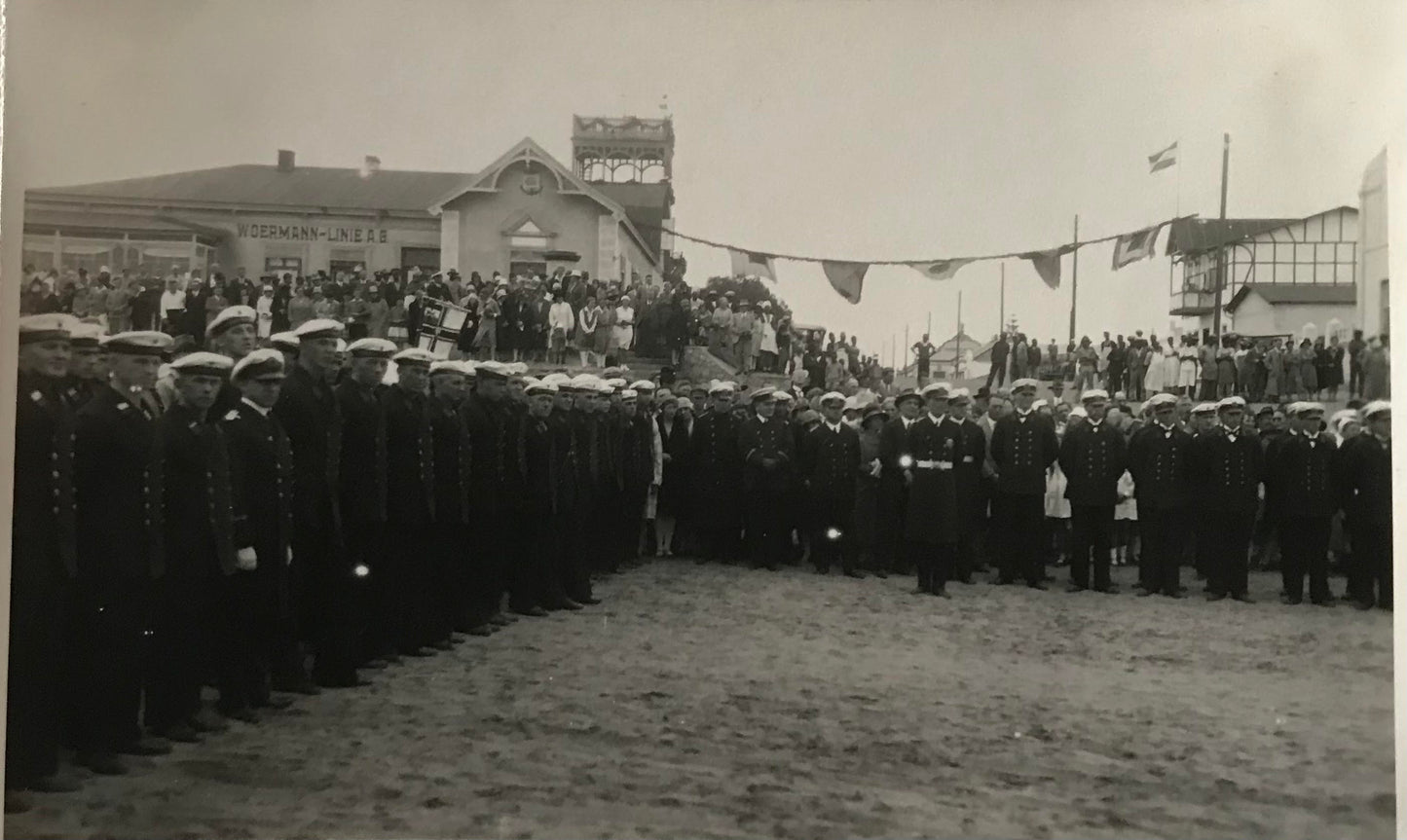 PC SWK 14.3. SWA Postkarte - Deutsches Marine des Schiff ''Karlsruhe'' in Swakopmund vor dem Marine Denkmal / SWA Postcard - German Navy of the ship “'Karlsruhe”' in Swakopmund in front of the naval memorial
