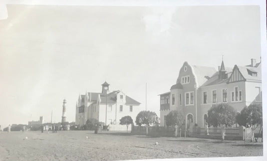 PC SWK 7.4. DSWA Postkarte - Hospital, Post und Leuchtturm, Swakopmund / GSWA postcard - Hospital, post office and lighthouse, Swakopmund