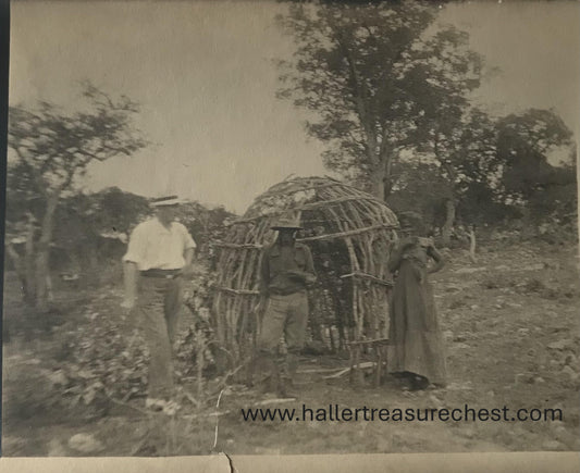 PC Tribes 21.7. SWA Foto - Hereropaar neben Ihr Hütte 1930er / SWA foto - Herero couple next to their hut